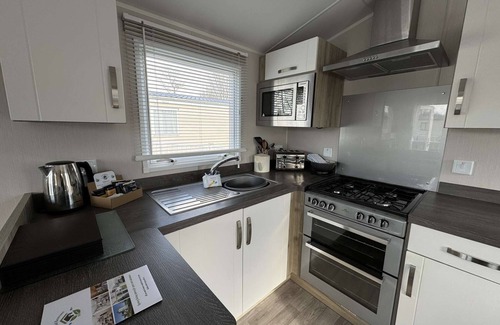 South Cerney House | Drakes View, dog friendly and on the edge of Mallard Lake