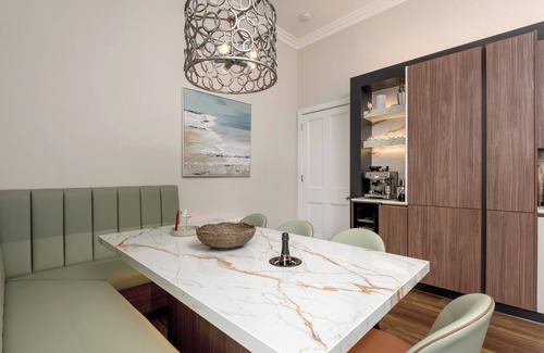 Old Town Apartment | Dramatic view of Edinburgh Castle, Luxury 5 star in the City Centre, Princes Street Gardens