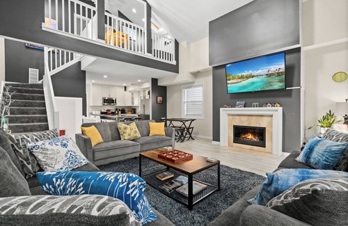 Lakeview Apartment | Dramatic Wrigley Loft +PRIVATE Rooftop, Center of Wrigley, Ranked GUEST FAVORITE