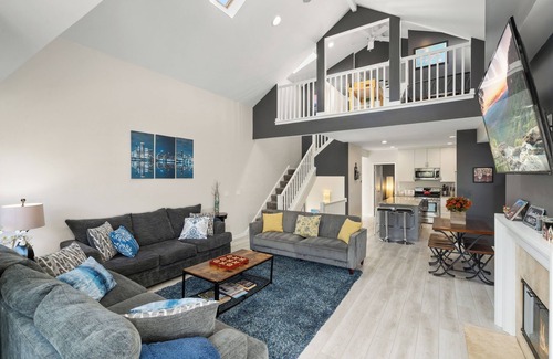 Lakeview Apartment | Dramatic Wrigley Loft +PRIVATE Rooftop, Center of Wrigley, Ranked GUEST FAVORITE