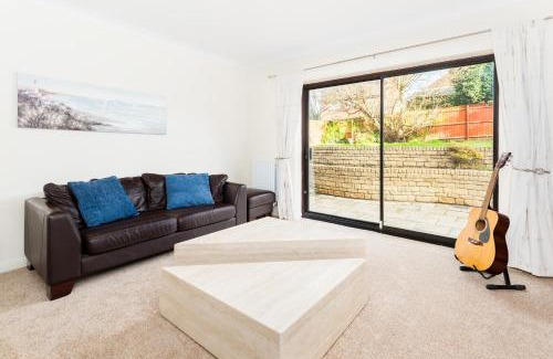 Tamworth House | Drayton Manor House FREE parking