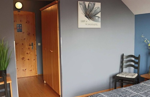 Seeboden Bed & Breakfast | Dreibettzimmer mit Aussicht auf die Berge - Pension Kärnten