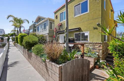 Mission Beach House | Dream 2 Story Home! Steps to the Ocean, Private Patio, AC, Hot Tub & BBQ