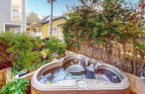 Mission Beach House | Dream 2 Story Home! Steps to the Ocean, Private Patio, AC, Hot Tub & BBQ