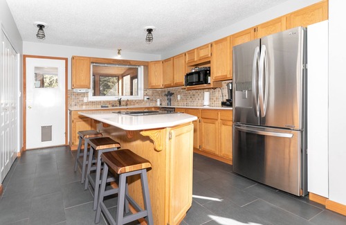 Jasper East House | Dream 4-Br 4-Ba Chalet | Private Hot Tub | 2 min to Jasper National Park Gates