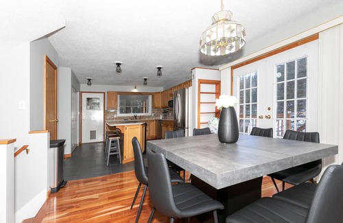 Jasper East House | Dream 4-Br 4-Ba Chalet | Private Hot Tub | 2 min to Jasper National Park Gates