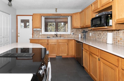 Jasper East House | Dream 4-Br 4-Ba Chalet | Private Hot Tub | 2 min to Jasper National Park Gates