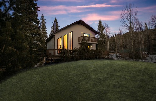 Jasper East House | Dream 4-Br 4-Ba Chalet | Private Hot Tub | 2 min to Jasper National Park Gates