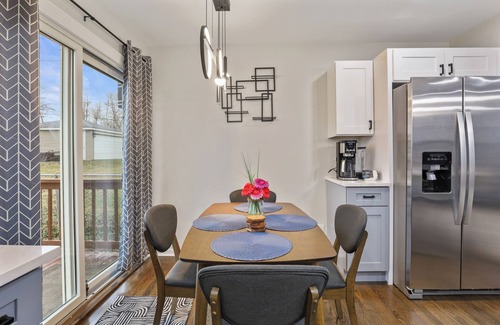Downers Grove House | Dream- 4 King Beds, Fully Fenced