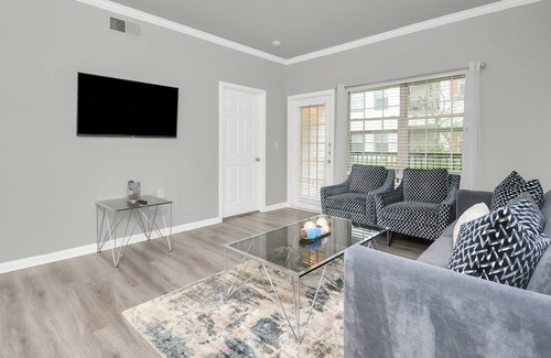 Central Southwest House | Dream Away 2 Bedroom 1 Bath Sleeps 6 Near NRG & Dwtwn Gym Pool