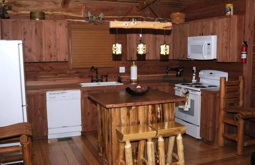 Canyon Lake Cabin | Dream Away Cabin - Cedar Log Cabin - 2BR - 3 Acres - Walk to Lake,