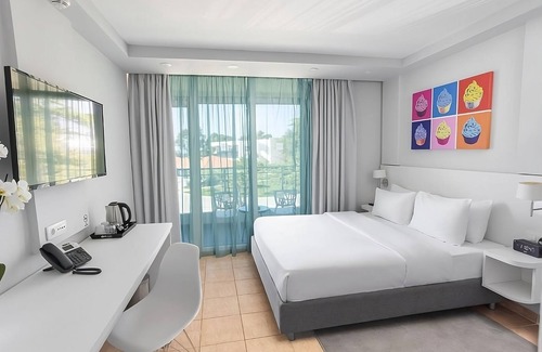 Ulcinj Hotel | Dream Beach Getaway! THREE Comfortable Units, Pools, Beachfront, Free Parking!