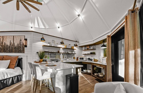 Townsend House | Dream Catcher (1-Bedroom Home) - Pets Allowed by RedAwning