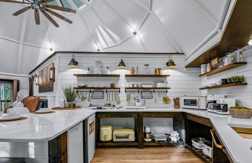 Townsend House | Dream Catcher (1-Bedroom Home) - Pets Allowed by RedAwning