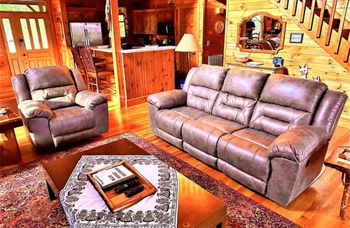 Foxfire Estates Cabin | Dream Catcher- Blue Ridge GA |Hot tub | 4 Bed, 3 Bath Fenced Back Yard | Wifi