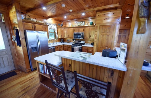 Foxfire Estates Cabin | Dream Catcher- Blue Ridge GA |Hot tub | 4 Bed, 3 Bath Fenced Back Yard | Wifi
