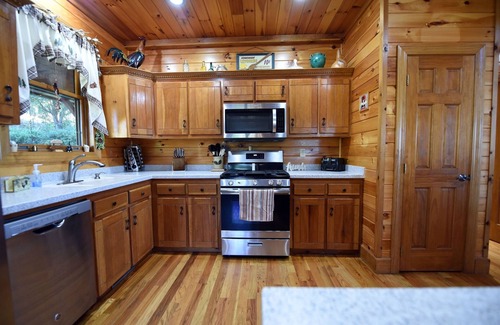 Foxfire Estates Cabin | Dream Catcher- Blue Ridge GA |Hot tub | 4 Bed, 3 Bath Fenced Back Yard | Wifi