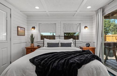 Fredericksburg House | Dream Catcher Hot tub Fire Pit Pet Friendly