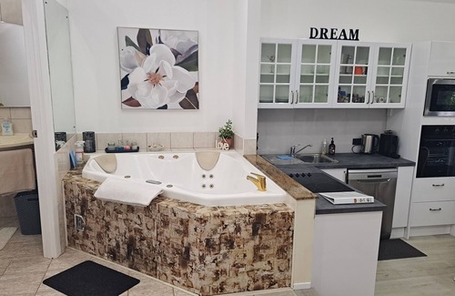 Eagle Heights Ski Chalet | Dream Chalet on Gallery Walk with kitchen fireplace spa 55" TV Wifi