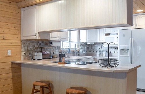 Lake City Cottage | Dream escape 5-bedroom LAKEFRONT Cottage for families & groups