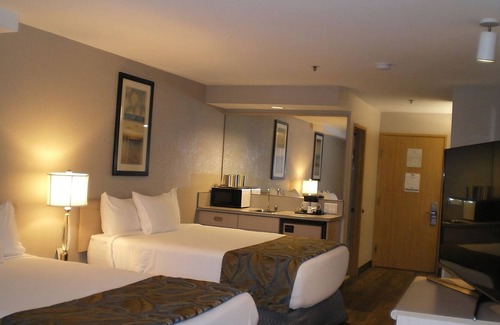 Nampa Hotel | Dream Family Vacation! 2 Comfortable Units, Indoor Pool, Near Taco Bell Arena!