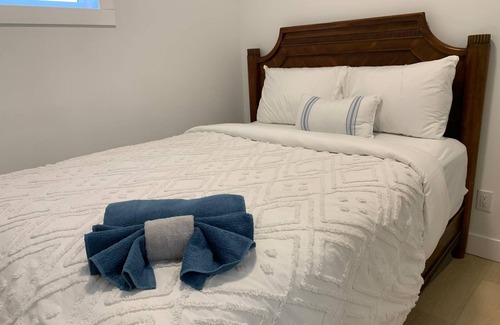 Lynnwood Ridge Bed & Breakfast | Dream glam close to shooping and downtown