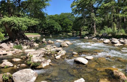 Gruene Apartment | Dream Gruene Getaway - On River! - 9 Min Walk to Gruene Hall! - Close to Schlitterbahn