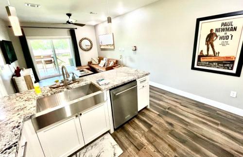 Gruene Apartment | Dream Gruene Getaway - On River! - 9 Min Walk to Gruene Hall! - Close to Schlitterbahn