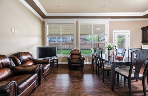 Fleetwood House | Dream home 2 A suite , a kitchen , own entrance