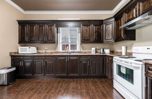 Fleetwood House | Dream home 2 A suite , a kitchen , own entrance