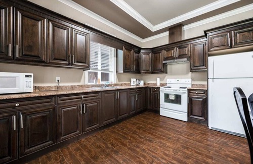 Fleetwood House | Dream home 2 A suite , a kitchen , own entrance