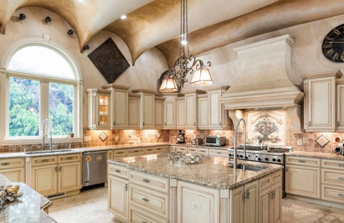 Sandy Springs House | Dream Mansion 10 BR + Pool/Hot Tub near DT Atlanta Long Term Rental