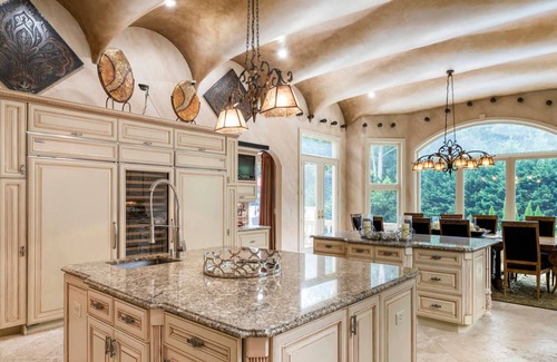 Sandy Springs House | Dream Mansion 10 BR + Pool/Hot Tub near DT Atlanta Long Term Rental