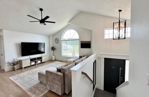 Traverse City Villa | Dream Palace with HOT TUB-Game Room-Fire Pit-5BR-3BA