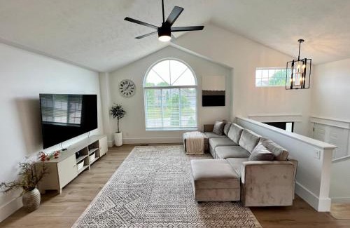 Traverse City Villa | Dream Palace with HOT TUB-Game Room-Fire Pit-5BR-3BA