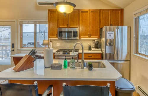 Miller Beach House | Dream Retreat Guesthouse, Indiana Dunes Nat’l Park, 10 min hike to Beach