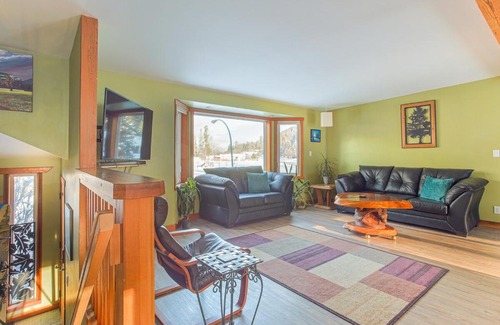 East Kootenay Apartment | Dream Retreat with Hot Tub by StayIn