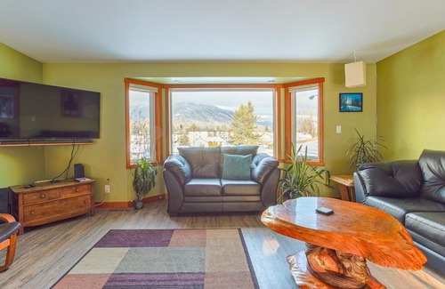 East Kootenay Apartment | Dream Retreat with Hot Tub by StayIn
