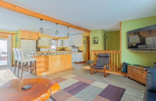 East Kootenay Apartment | Dream Retreat with Hot Tub by StayIn