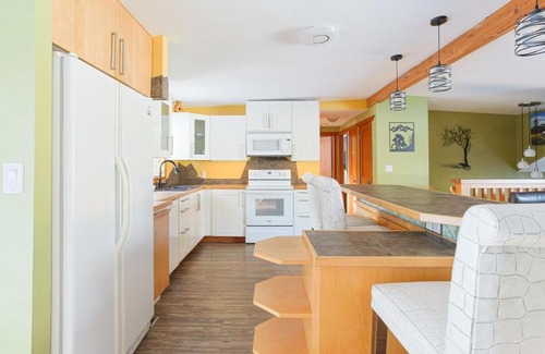 East Kootenay Apartment | Dream Retreat with Hot Tub by StayIn