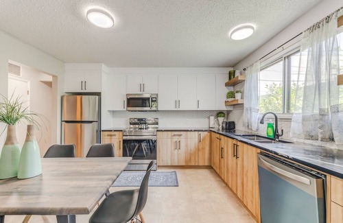 Crescent Heights Apartment | Dream Spot-HOT TUB close to Dtown, 10 min to the Airport, tons of Food Options!