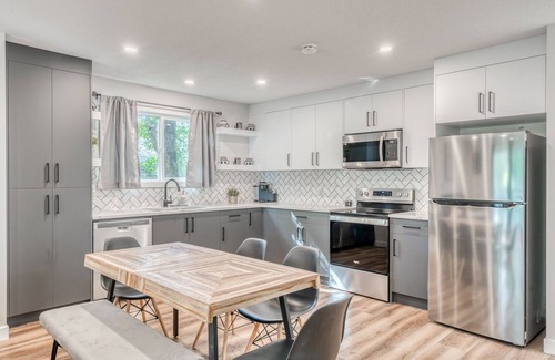 Crescent Heights Apartment | Dream Spot-HOT TUB close to Dtown, 10 min to the Airport, tons of Food Options!