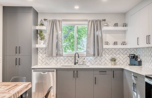 Crescent Heights Apartment | Dream Spot-HOT TUB close to Dtown, 10 min to the Airport, tons of Food Options!