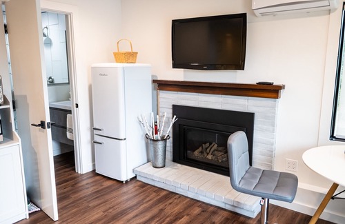 El Cerrito Apartment | Dream studio with bay views, spacious walk-in closet, W/D & on-demand fireplace.