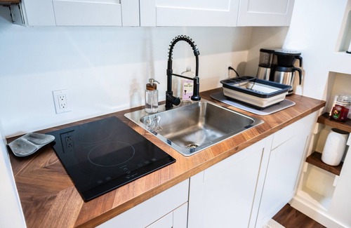 El Cerrito Apartment | Dream studio with bay views, spacious walk-in closet, W/D & on-demand fireplace.