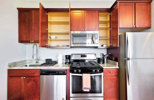Olde Kensington Apartment | Dream Studio with Fitness Center & Rooftop Pool