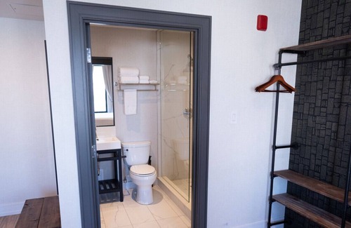 Northeast Mississauga House | Dream Suites Boutique Hotel - Private Room in Mississauga