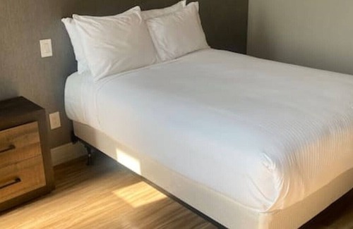 Northeast Mississauga House | Dream Suites Boutique Hotel - Private room in Mississauga