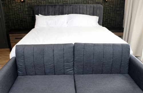 Northeast Mississauga House | Dream Suites Boutique Hotel - Private room in Mississauga