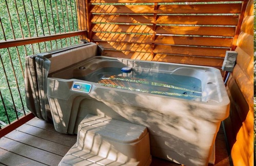 Millersburg Cabin | Dream Treehouse Getaway with Hot Tub